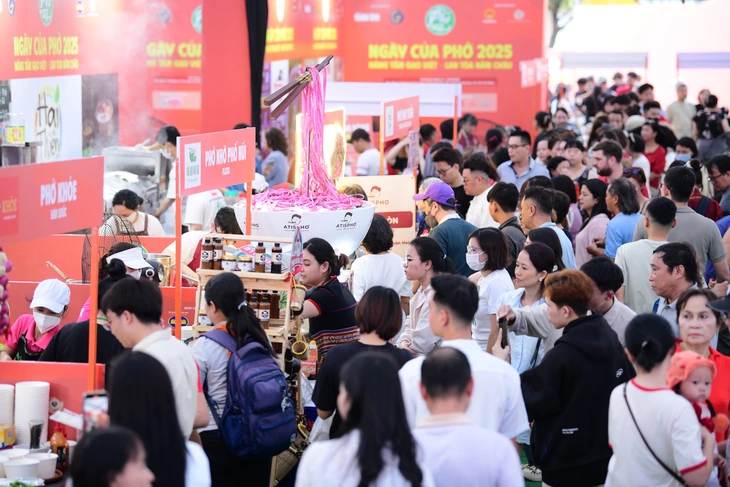 Đêm cuối Ngày của Phở chật kín khách, bao người tiếc sự kiện 'ngắn quá' - Ảnh 10.