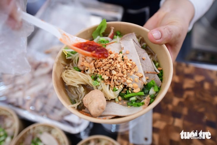 یہاں تک کہ کھانے کے بعد جب تک کہ آپ Pho ڈے پر پیٹ بھر نہ جائیں، آپ پھر بھی اس کی خواہش کریں گے۔ خشک pho جواب ہے - تصویر 1۔ phở - Ảnh 1.