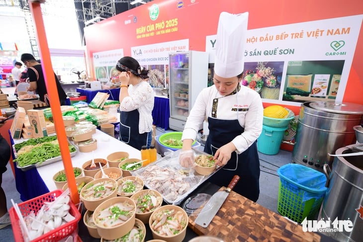 یہاں تک کہ کھانے کے بعد جب تک کہ آپ Pho ڈے پر پیٹ بھر نہ جائیں، آپ پھر بھی اس کی خواہش کریں گے۔ خشک pho جواب ہے - تصویر 2۔ phở - Ảnh 2.