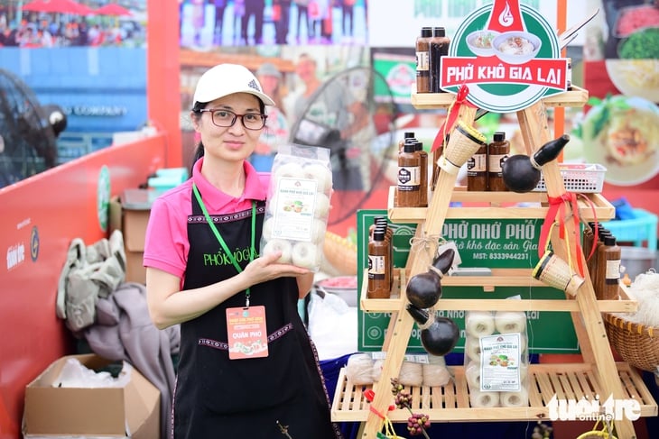 یہاں تک کہ کھانے کے بعد جب تک کہ آپ Pho ڈے پر پیٹ بھر نہ جائیں، آپ پھر بھی اس کی خواہش کریں گے۔ خشک pho جواب ہے - تصویر 4۔ Đến Ngày của Phở ăn xong còn thèm, mua thêm phở tươi, phở khô về nhà - Ảnh 4.