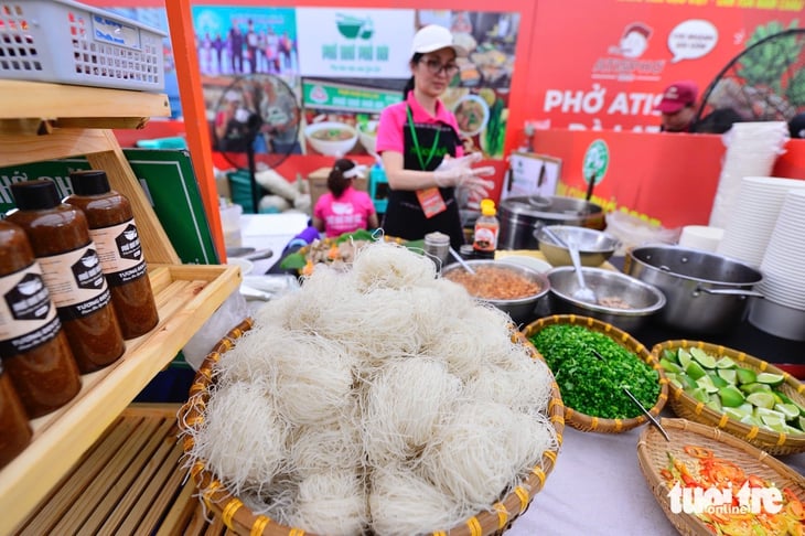 یہاں تک کہ کھانے کے بعد جب تک کہ آپ Pho ڈے پر پیٹ بھر نہ جائیں، آپ پھر بھی اس کی خواہش کریں گے۔ خشک pho جواب ہے - تصویر 5۔ phở - Ảnh 5.