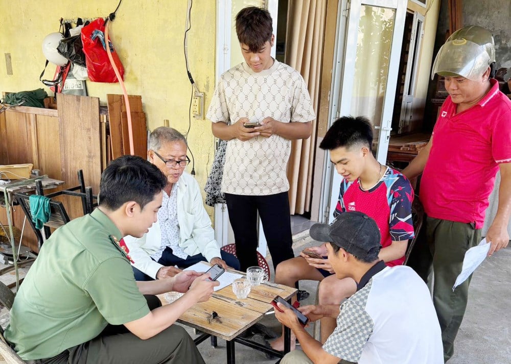 ទីក្រុង Hue៖ «យុទ្ធនាការអក្ខរកម្មឌីជីថលសម្រាប់មហាជន» គឺជាស្ពានមួយដើម្បីកាត់បន្ថយភាពក្រីក្រផ្នែកព័ត៌មាន - រូបថតទី 3