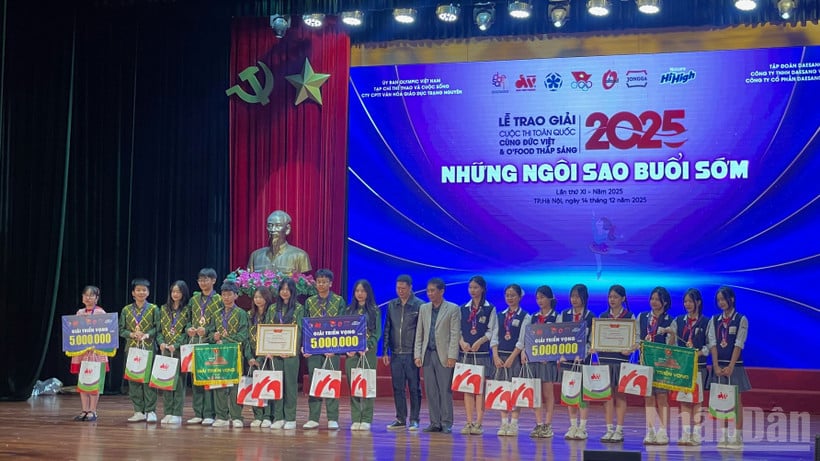 조직위원회는 우승팀들에게 유망팀 상을 수여했습니다.