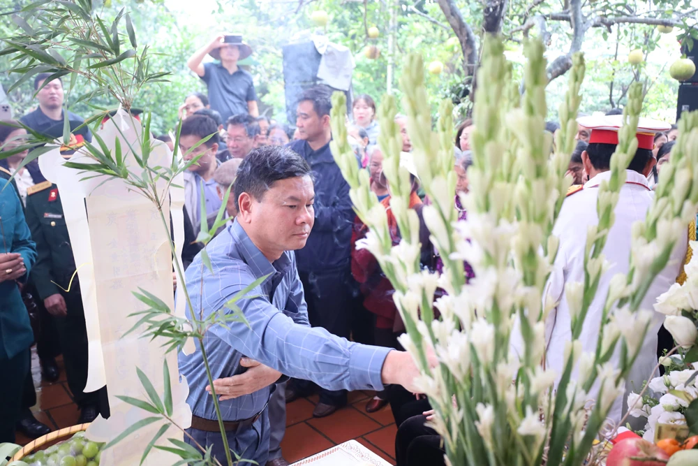 Hoa Loc district organized a ceremony to receive and bury the remains of martyr Nguyen Ngoc Thao.