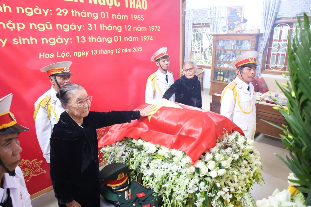 Hoa Loc district organized a ceremony to receive and bury the remains of martyr Nguyen Ngoc Thao.