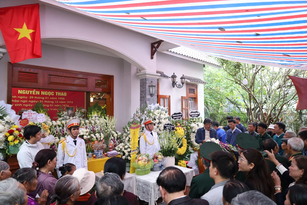 Hoa Loc district organized a ceremony to receive and bury the remains of martyr Nguyen Ngoc Thao.