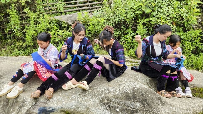 Membangunkan pelancongan bersempena dengan pemeliharaan budaya menyumbang kepada pengurangan kemiskinan yang mampan di Ban Xeo, Lao Cai - Foto 1.