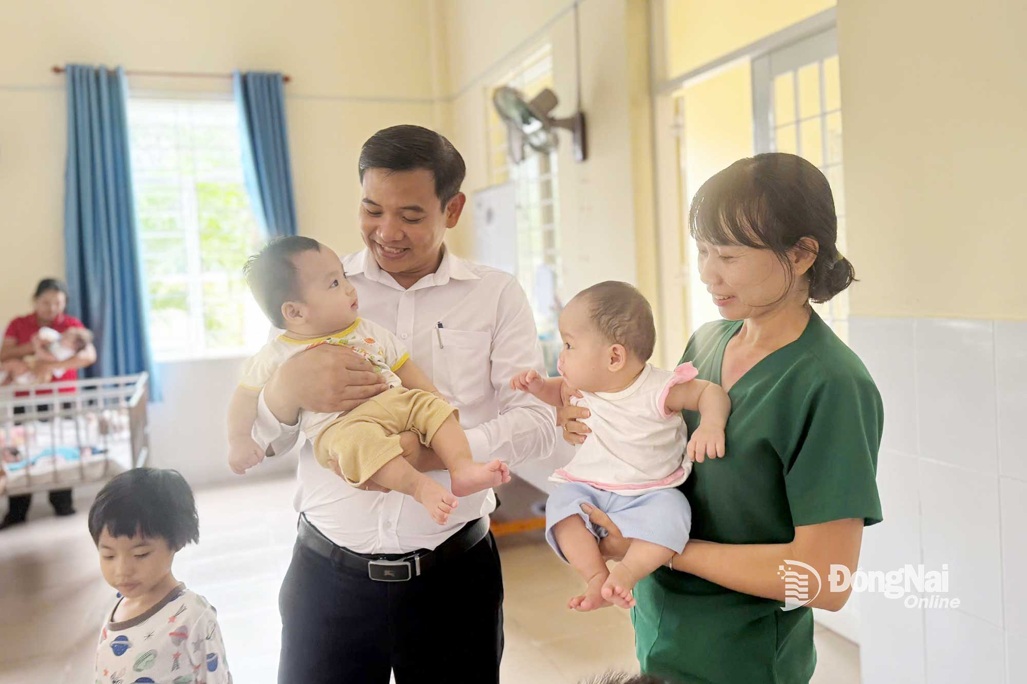 ខេត្តដុងណៃបានចេញសេចក្តីសម្រេចមួយដើម្បីគាំទ្រដល់អ្នកធ្វើការសង្គមកិច្ច ដែលបានជួយកាត់បន្ថយការលំបាកសម្រាប់អង្គភាពទាំងនេះ។ រូបថត៖ ប៊ិកញ៉ាន