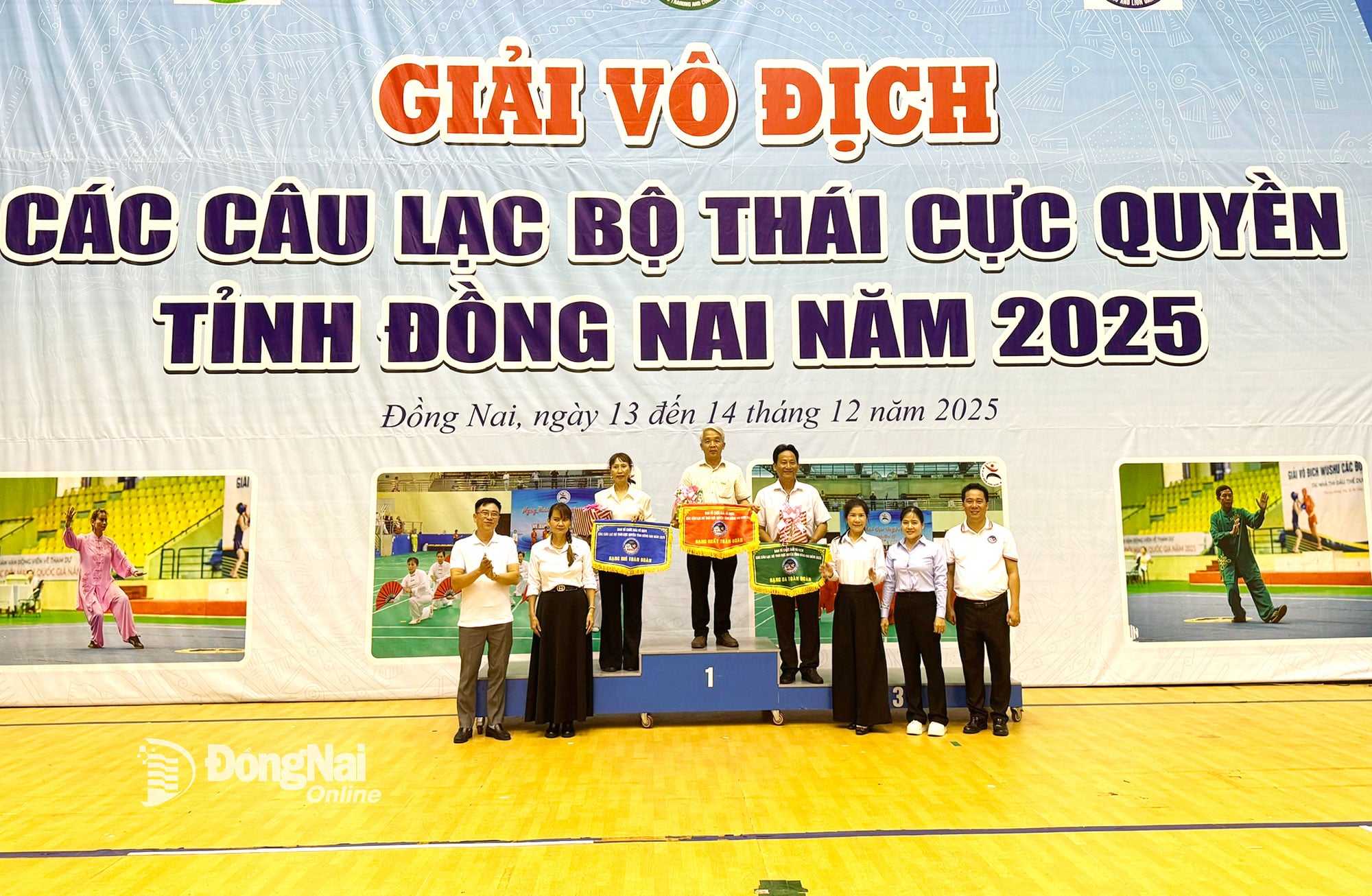 គណៈកម្មាធិការរៀបចំការប្រកួតបានប្រគល់ទង់ជាតិដល់ក្រុមកំពូលទាំងបី។ រូបថត៖ ផ្តល់ដោយគណៈកម្មាធិការរៀបចំការប្រកួត។