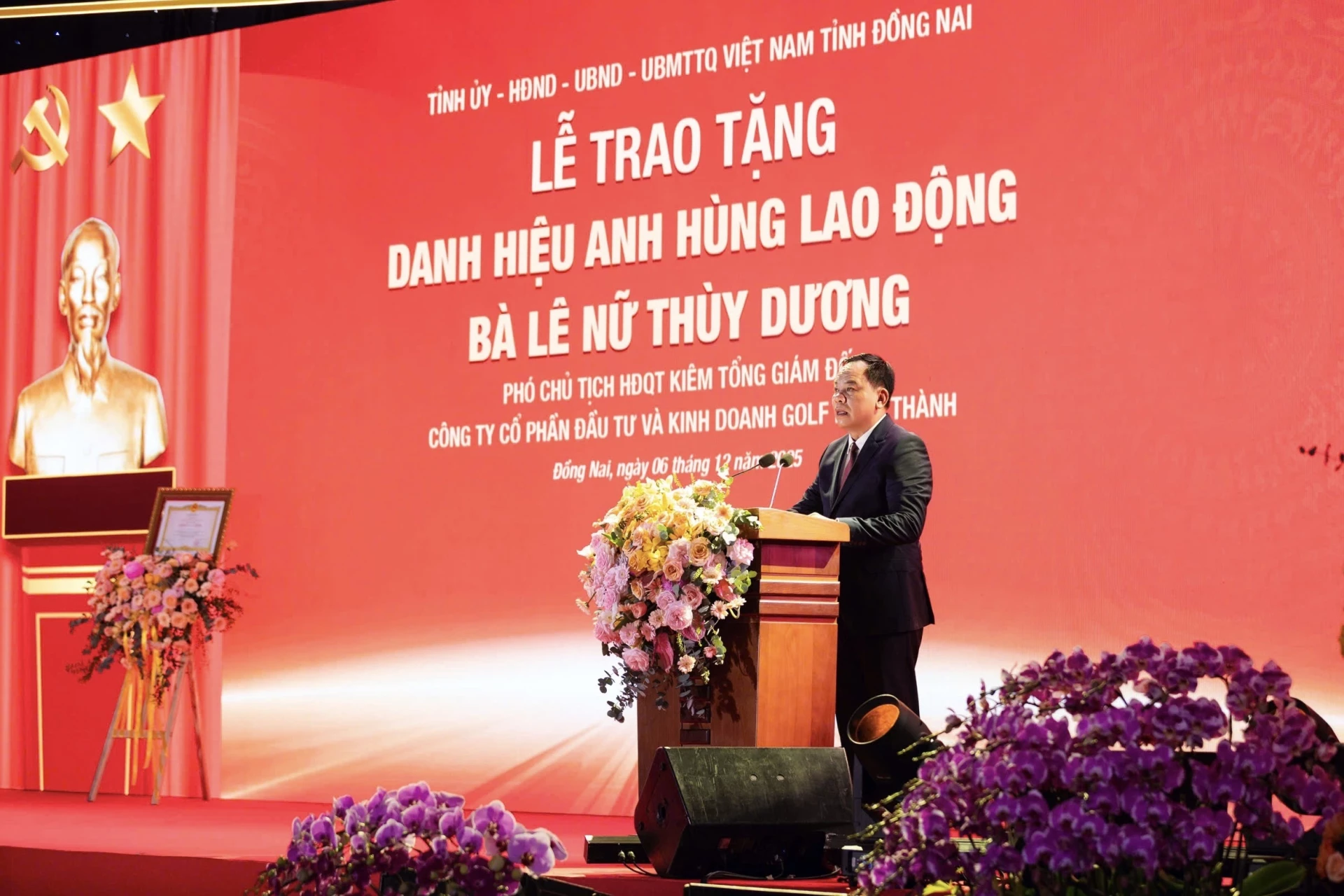 นายโว ตัน ดึ๊ก รองเลขาธิการคณะกรรมการพรรคประจำจังหวัดด่งนาย กล่าวสุนทรพจน์แสดงความยินดีต่อนางเล นู ถุย ดือง วีรบุรุษแรงงาน