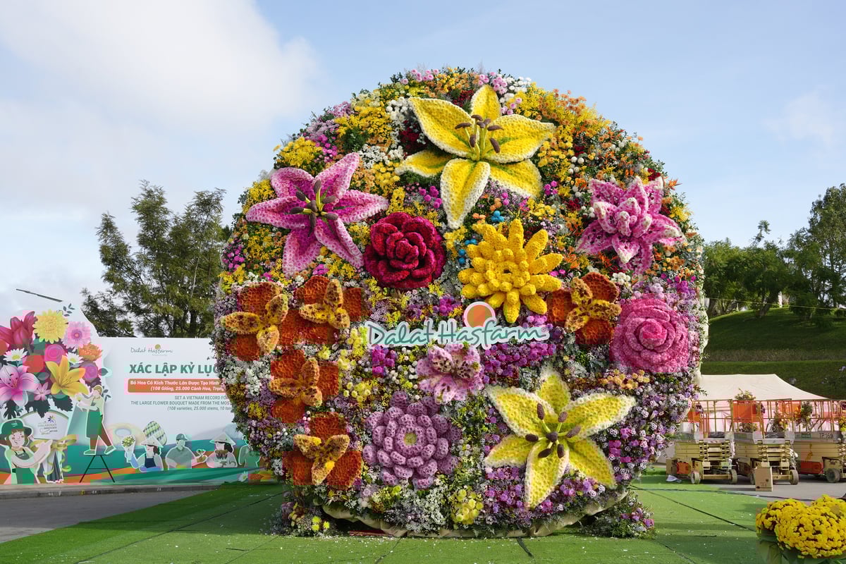 ផ្កានីមួយៗមានរឿងរ៉ាវរៀងៗខ្លួន ហើយភួងផ្កាដ៏ពិសេសចំនួន ១០៨ ពូជនេះ ប្រាប់រឿងរ៉ាវដ៏មានអត្ថន័យមួយ - រឿងរ៉ាវនៃការសហការ ភាពច្នៃប្រឌិត និងមោទនភាពចំពោះផ្កាស្រស់របស់វៀតណាម។ រូបថត៖ គណៈកម្មាធិការរៀបចំ។ Mỗi cành hoa mang trong mình một câu chuyện và bó hoa độc đáo từ 108 giống hoa này chính là một câu chuyện rất ý nghĩa - câu chuyện của sự hợp lực, sáng tạo và tự hào hoa tươi Việt Nam. Ảnh: BTC.