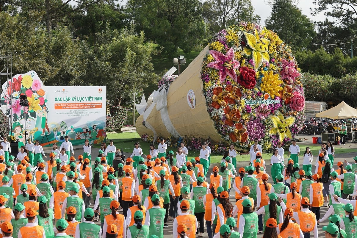 ចាប់ពីថ្ងៃទី ១០ ដល់ថ្ងៃទី ១២ ខែធ្នូ គំរូភួងផ្កាដ៏ធំមួយត្រូវបានសាងសង់ឡើងនៅសួនផ្កាក្រុង។ នៅថ្ងៃទី ១៣ ខែធ្នូ បុគ្គលិក Dalat Hasfarm ជាង ១៥០ នាក់បានត្បាញដោយផ្ទាល់ និង Từ ngày 10-12/12, mô hình bó hoa khổng lồ được lắp dựng tại Vườn hoa Thành phố. Ngày 13/12, hơn 150 nhân viên Dalat Hasfarm trực tiếp đan kết, 'thổi hồn' vào từng cành hoa. Ảnh: BTC.