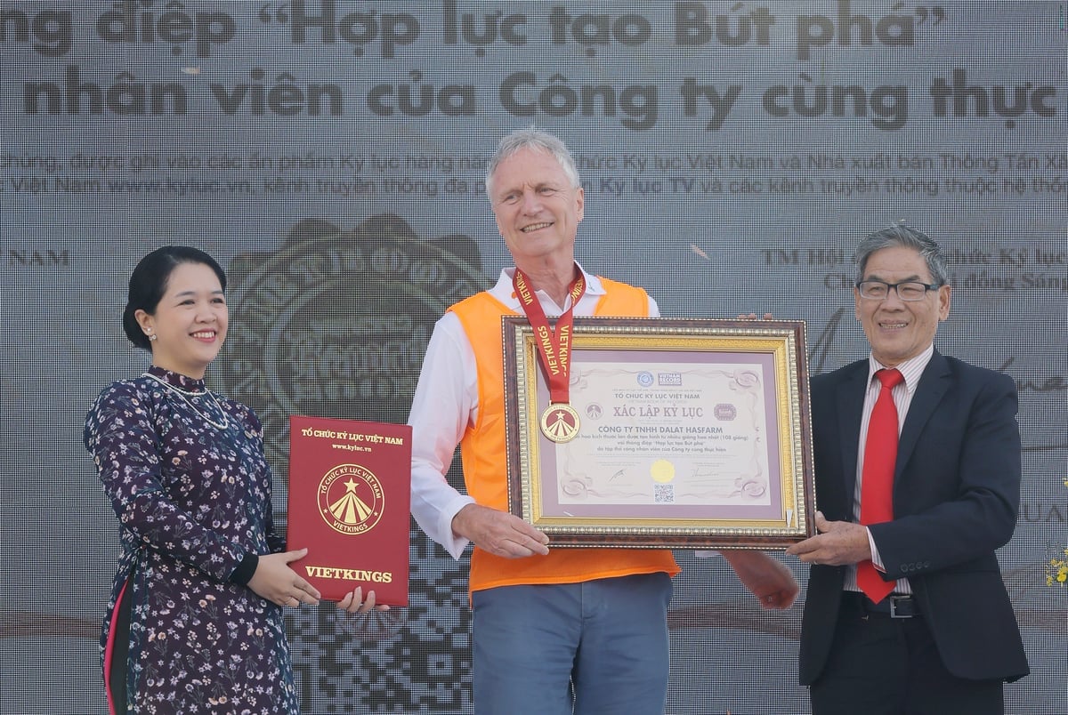 ភួងផ្កាធំបំផុត ដែលផលិតចេញពីផ្កាចម្រុះបំផុត (១០៨ ពូជ) ត្រូវបានទទួលស្គាល់ថាជាកំណត់ត្រាវៀតណាម។ រូបថត៖ គណៈកម្មាធិការរៀបចំ។ Bó hoa kích thước lớn được tạo hình từ nhiều giống hoa nhất (108 giống) được xác lập kỷ lục Việt Nam. Ảnh: BTC.