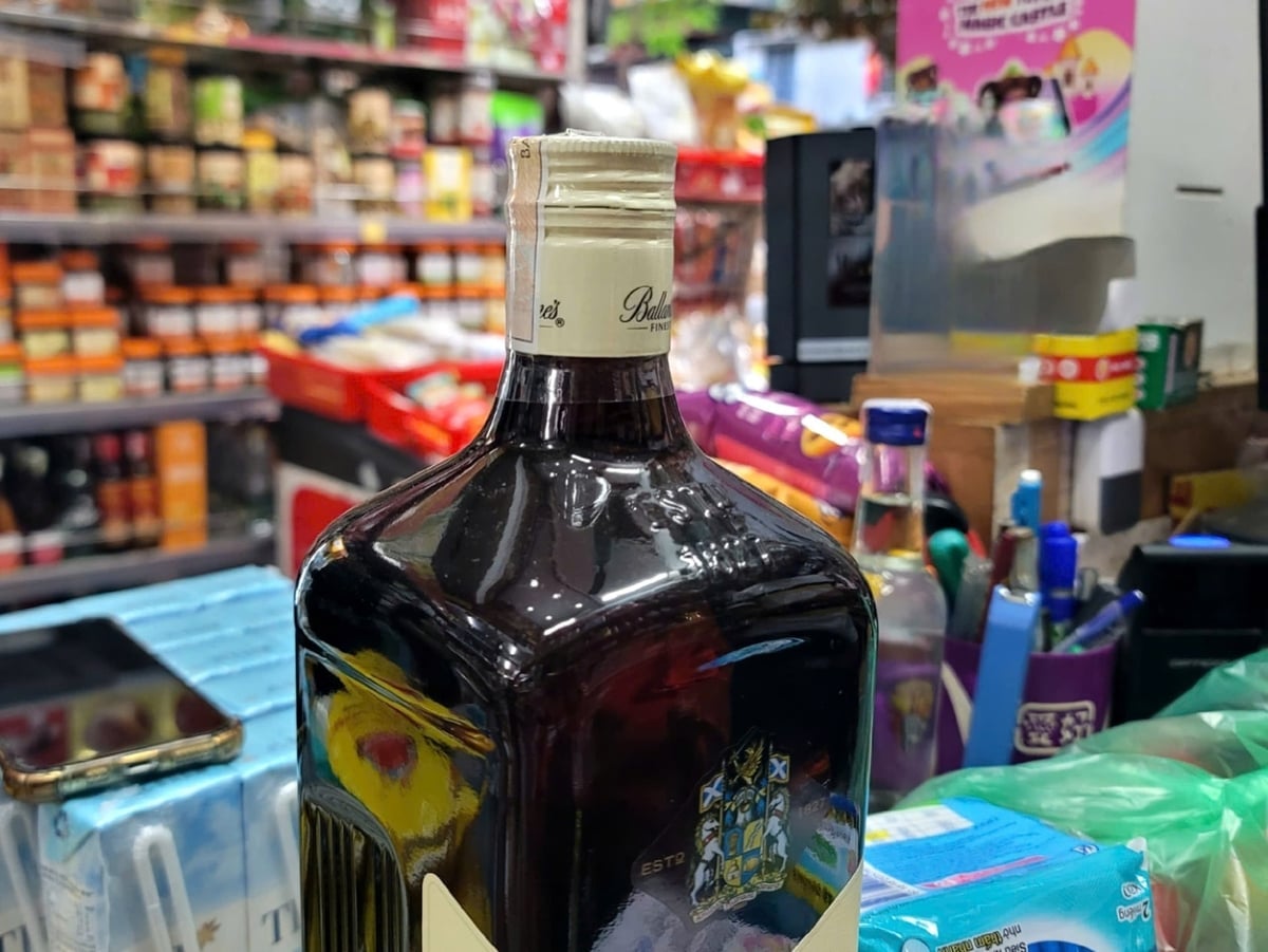 يُعدّ توفير تشكيلة متنوعة من السلع لجذب الزبائن هدفًا استراتيجيًا لمؤسسة لونغ ثانه. الصورة: نغوين ترونغ.