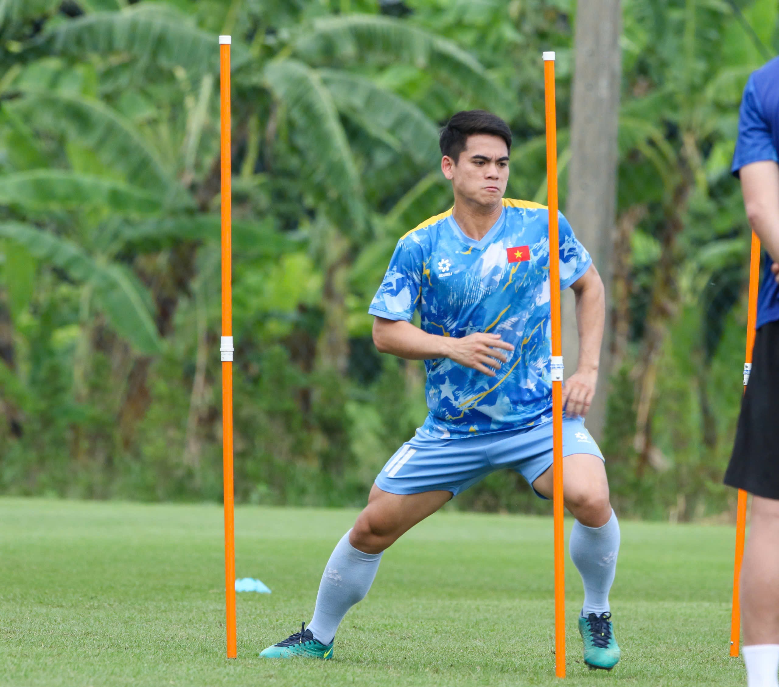 HLV Kim trổ tài 'đá ma' cực hay, U.23 Việt Nam hào hứng chờ bán kết thắng Philippines- Ảnh 5.