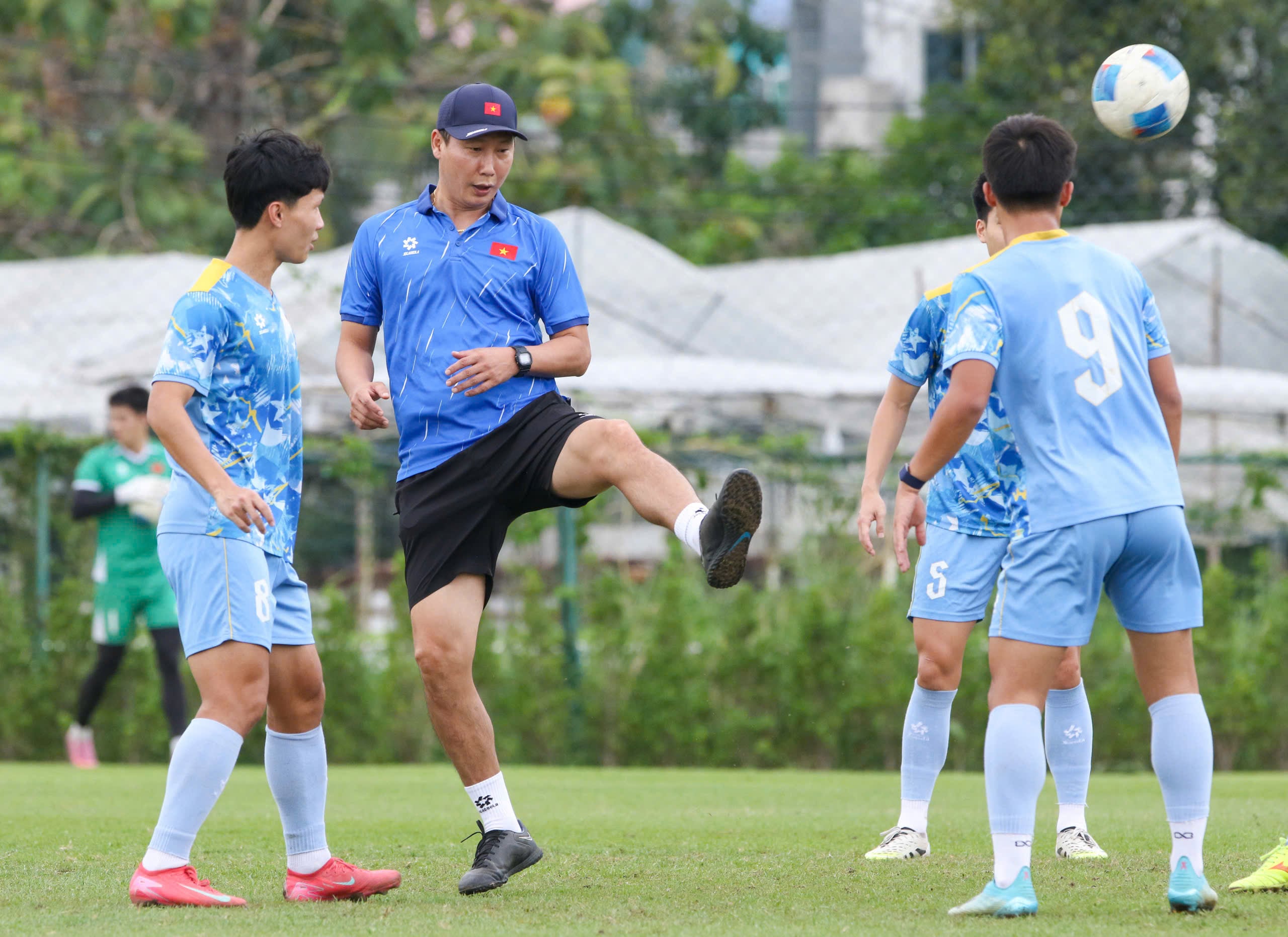 HLV Kim trổ tài 'đá ma' cực hay, U.23 Việt Nam hào hứng chờ bán kết thắng Philippines- Ảnh 10.