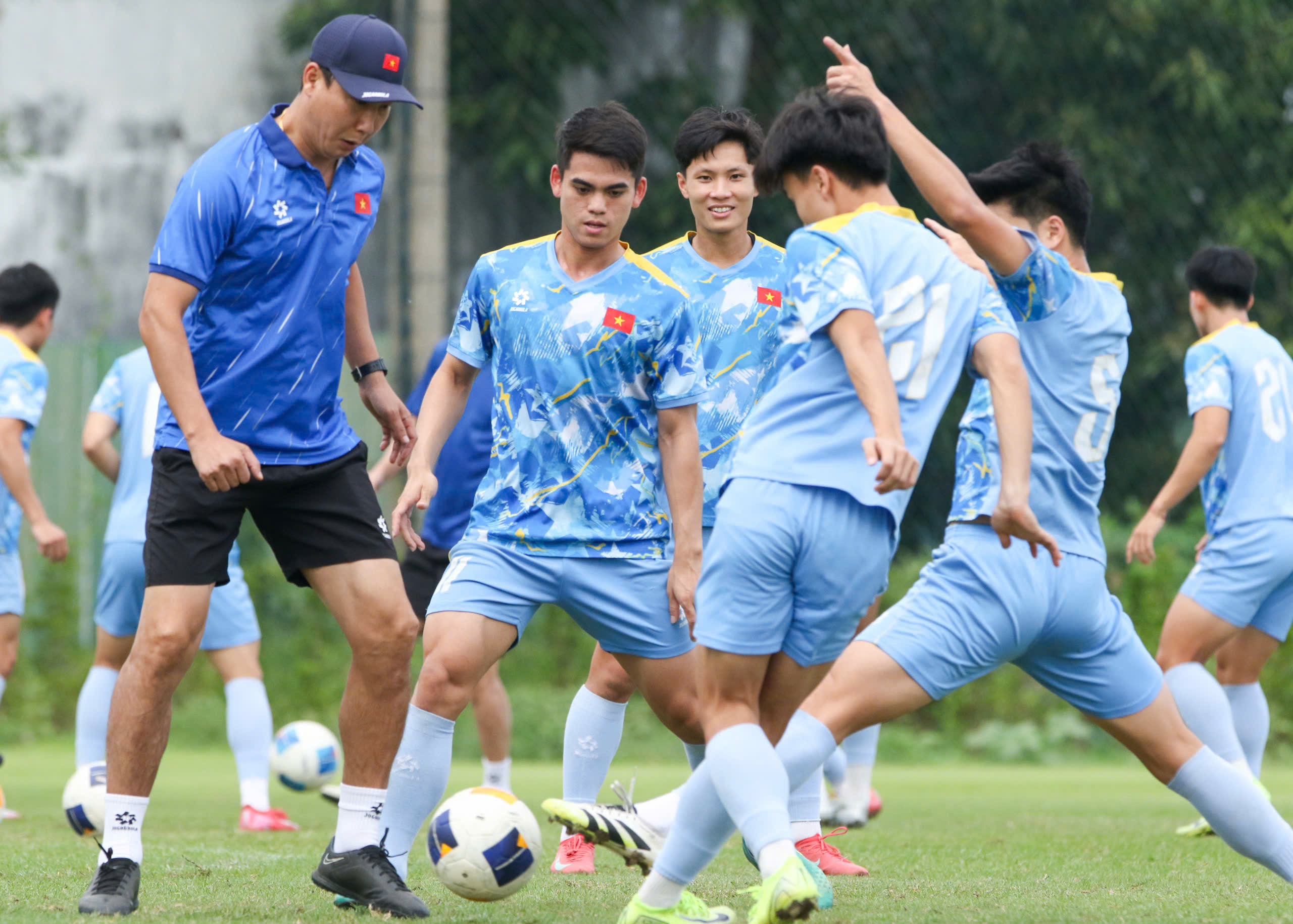 HLV Kim trổ tài 'đá ma' cực hay, U.23 Việt Nam hào hứng chờ bán kết thắng Philippines- Ảnh 12.