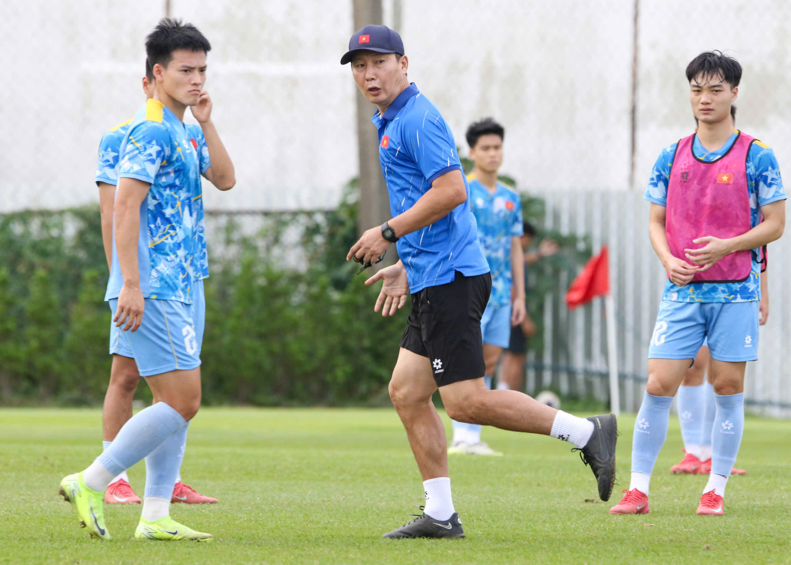 HLV Kim trổ tài 'đá ma' cực hay, U.23 Việt Nam hào hứng chờ bán kết thắng Philippines- Ảnh 18.