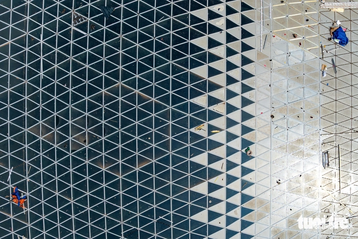 ឡុង ថាញ - រូបថតទី ៥។