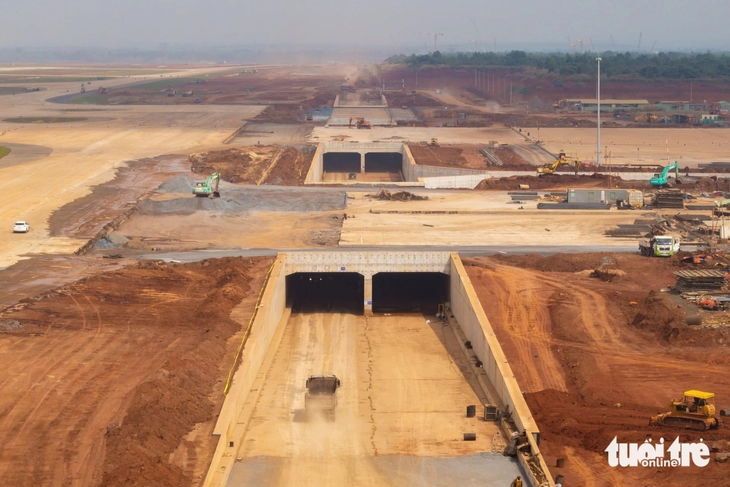 ឡុង ថាញ - រូបថតទី ៨។