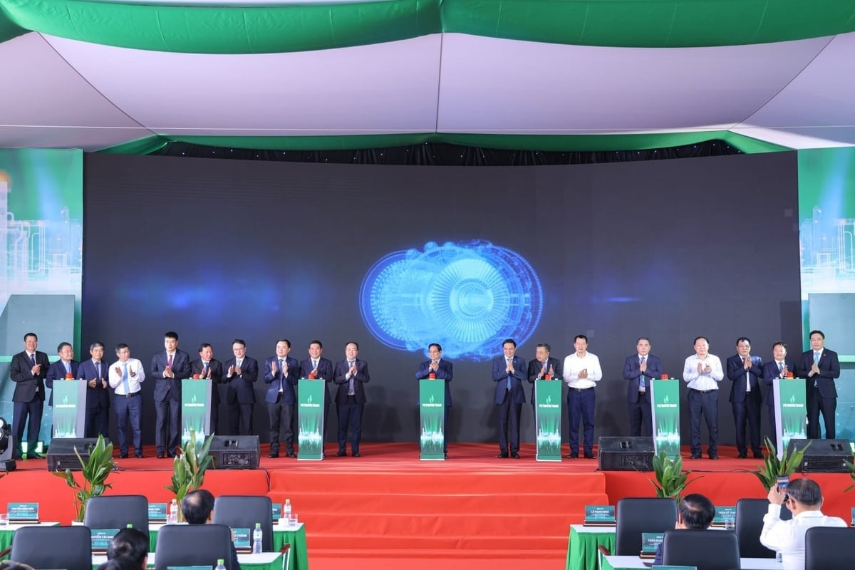 លោកនាយករដ្ឋមន្ត្រី ផាម មិញឈីញ និងគណៈប្រតិភូដទៃទៀត ចូលរួមពិធីសម្ពោធរោងចក្រថាមពលអគ្គិសនី ញ៉ុងត្រាច ៣ និង ៤ ជាផ្លូវការ។ រូបថត៖ PetroTimes។ Thủ tướng Phạm Minh Chính cùng các đại biểu thực hiện nghi thức vận hành Nhà máy điện Nhơn Trạch 3&4. Ảnh: PetroTimes.