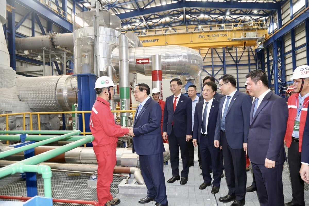 នាយករដ្ឋមន្ត្រី ផាម មិញឈីញ ទៅទស្សនា និងលើកទឹកចិត្តកម្មកររោងចក្រថាមពល PV Power នៅរោងចក្រថាមពលញ៉ុងត្រាច ៣។ រូបថត៖ PetroTimes។ Thủ tướng Phạm Minh Chính thăm hỏi, động viên người lao động PV Power tại Nhà máy điện Nhơn Trạch 3. Ảnh: PetroTimes.