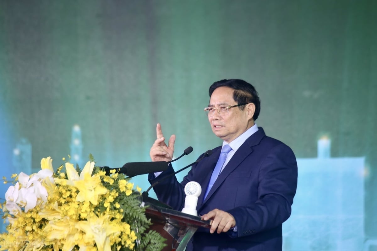 លោកនាយករដ្ឋមន្ត្រី ផាម មិញឈីញ បានវាយតម្លៃថា ការបញ្ចប់គម្រោងទាន់ពេលវេលា ការធានាគុណភាព សុវត្ថិភាព និងការការពារបរិស្ថាន គឺជាសក្ខីភាពដ៏រស់រវើកមួយចំពោះភាពធន់ សមត្ថភាពរៀបចំ និងគ្រប់គ្រង ព្រមទាំងស្មារតីនៃការជំនះការលំបាករបស់ក្រុមហ៊ុន Petrovietnam និងក្រុមអនុវត្តរបស់ខ្លួន។ រូបថត៖ PetroTimes Thủ tướng Phạm Minh Chính đánh giá, việc hoàn thành dự án đúng tiến độ, bảo đảm chất lượng, an toàn và môi trường là minh chứng sinh động cho bản lĩnh, năng lực tổ chức, điều hành và tinh thần vượt khó của Petrovietnam và đội ngũ triển khai. Ảnh: PetroTimes.