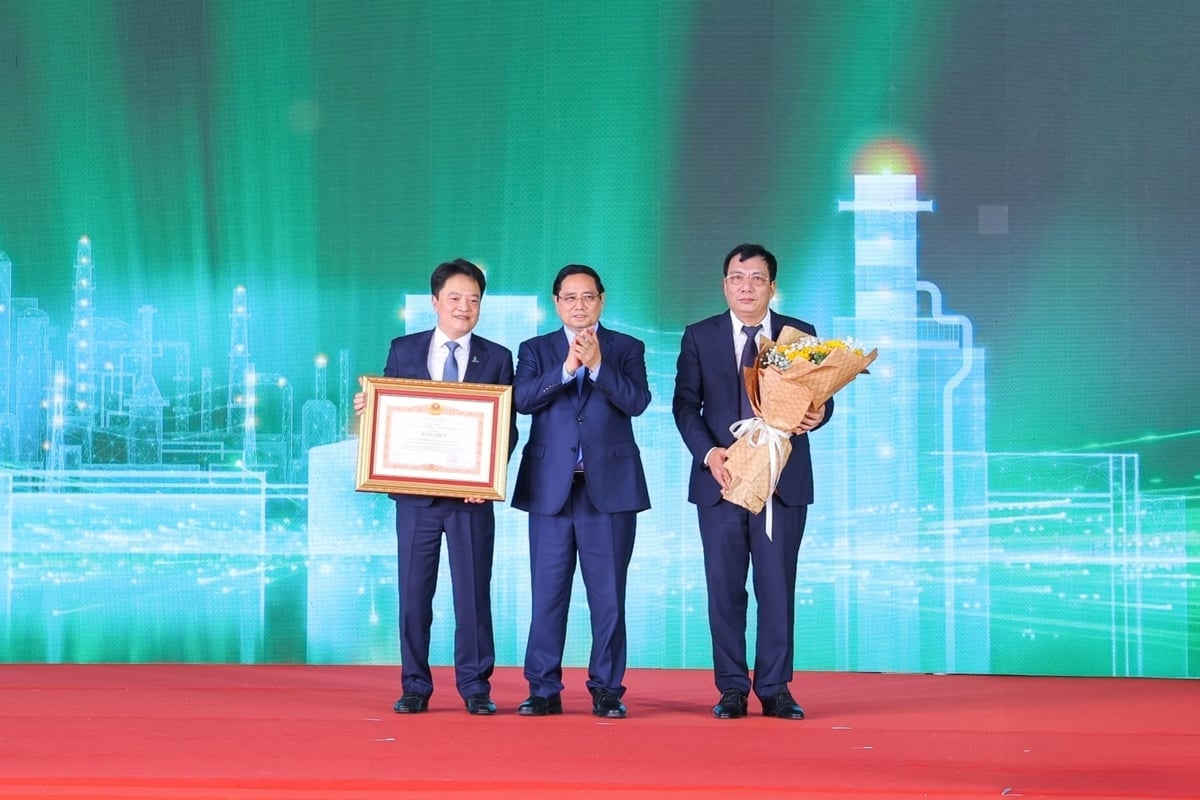 លោកនាយករដ្ឋមន្ត្រី ផាម មិញឈីញ ប្រគល់វិញ្ញាបនបត្រសរសើរពីនាយករដ្ឋមន្ត្រីជូនក្រុមហ៊ុន PV Power ចំពោះសមិទ្ធផលលេចធ្លោរបស់ខ្លួនក្នុងការអនុវត្តគម្រោងរោងចក្រថាមពលដើរដោយឧស្ម័នធម្មជាតិរាវ (LNG) ដំបូងគេនៅប្រទេសវៀតណាម។ រូបថត៖ PetroTimes។ Thủ tướng Phạm Minh Chính tặng Bằng khen của Thủ tướng cho PV Power vì đã có thành tích xuất sắc trong triển khai dự án Nhà máy điện khí LNG đầu tiên tại Việt Nam. Ảnh: PetroTimes.