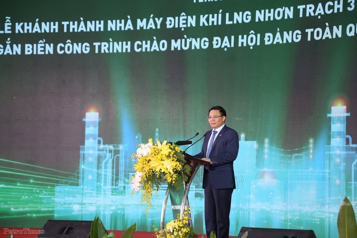 លោក Le Manh Hung ប្រធានក្រុមហ៊ុន Petrovietnam បានមានប្រសាសន៍ថា ភាពជោគជ័យនៃគម្រោងនេះគឺជាតម្រូវការជាមុនដ៏សំខាន់មួយសម្រាប់ក្រុមហ៊ុន Petrovietnam ដើម្បីបន្តអភិវឌ្ឍរោងចក្រថាមពលឧស្ម័នធម្មជាតិរាវ (LNG) នៅទូទាំងប្រទេស។ រូបថត៖ PetroTimes។ Chủ tịch HĐTV Petrovietnam Lê Mạnh Hùng cho biết, thành công của dự án là tiền đề quan trọng để Petrovietnam tiếp tục phát triển các trung tâm điện khí LNG trên cả nước. Ảnh: PetroTimes.
