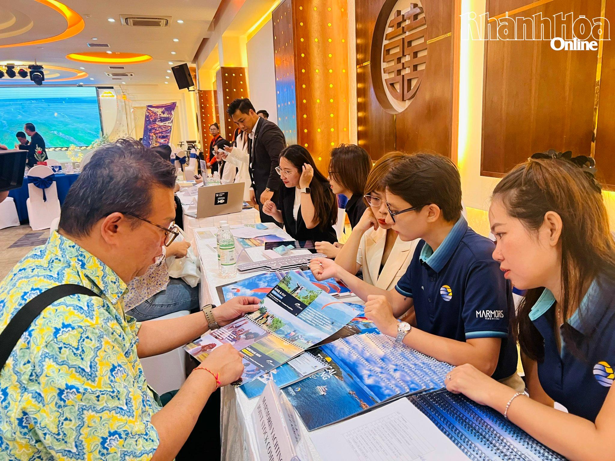 Malajské cestovní kanceláře zkoumají produkty námořní turistiky Khánh Hòa.