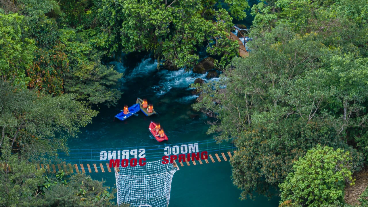 អូរនឿកមូក ជាគោលដៅទេសចរណ៍បៃតងខៀវស្រងាត់ដែលស្ថិតនៅក្នុងព្រៃឈើ គឺជានិមិត្តរូបនៃទេសចរណ៍អេកូឡូស៊ីប្រកបដោយចីរភាពនៅក្នុងតំបន់។