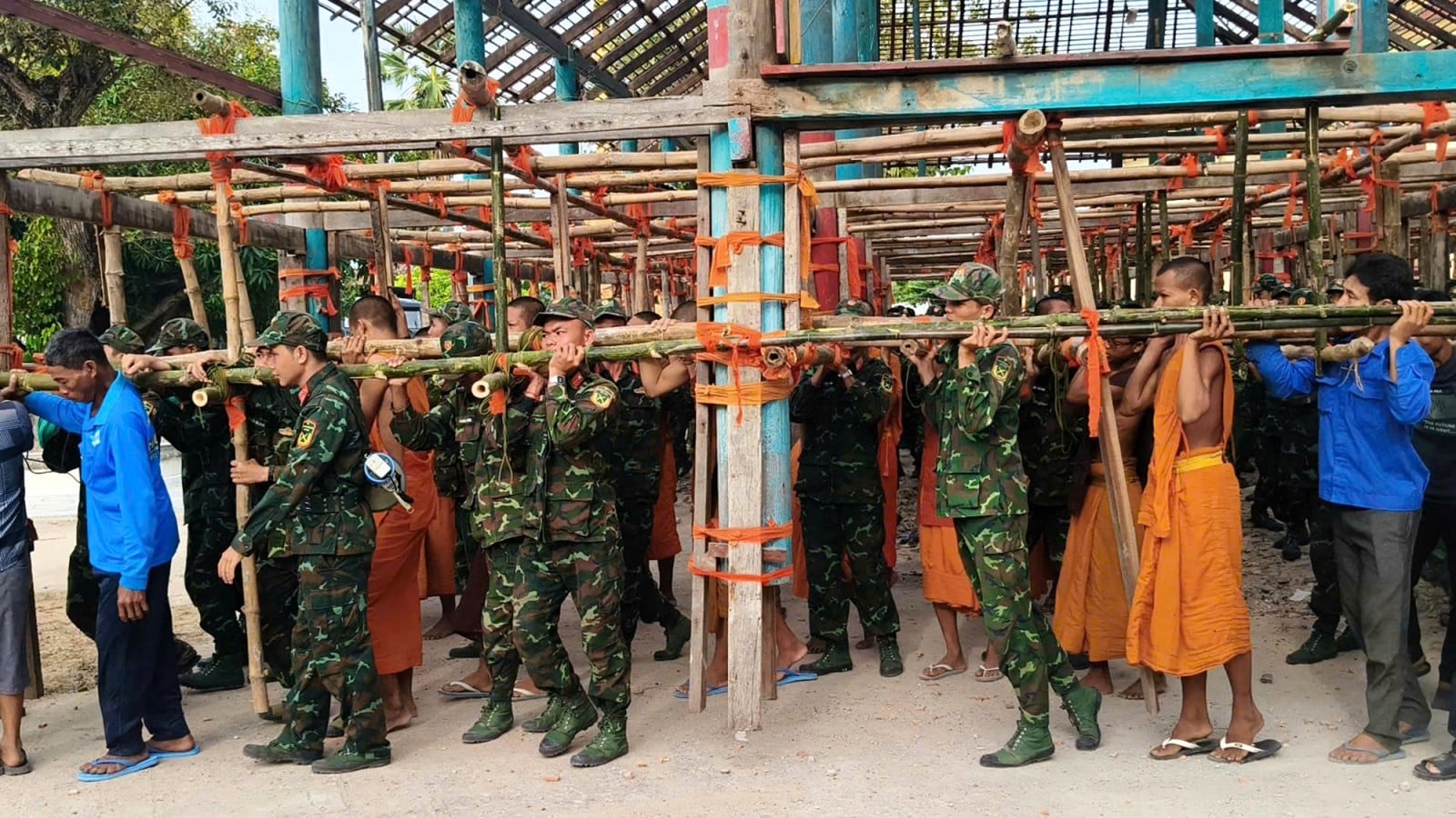 Důstojníci a vojáci 330. divize se podíleli na přemístění náboženské síně pagody Tho Mit.