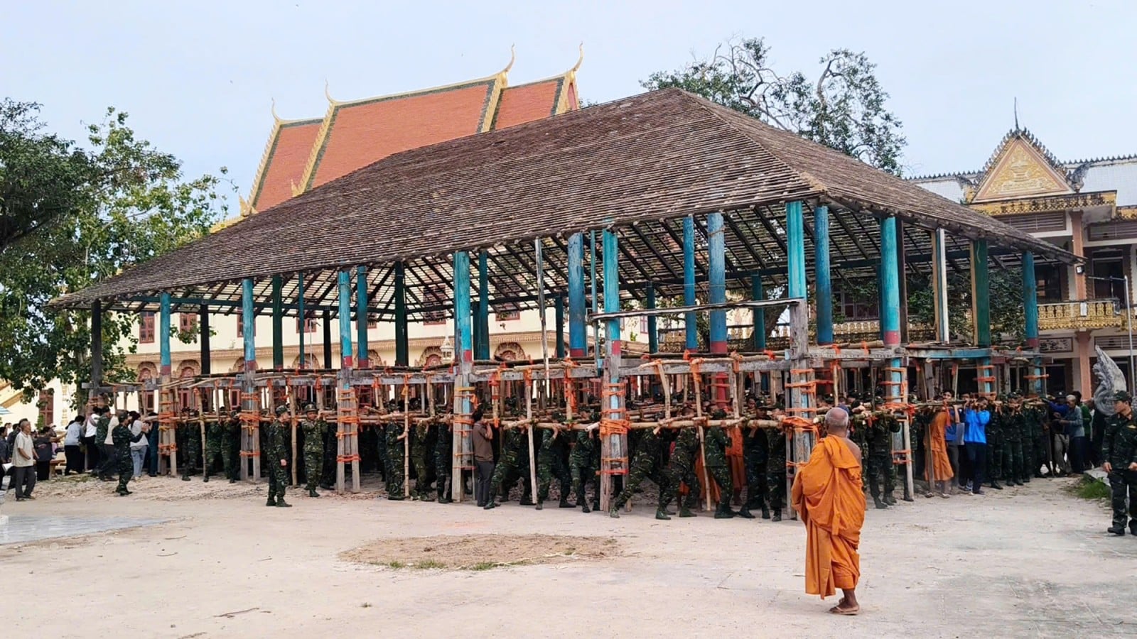 Důstojníci a vojáci 330. divize se podíleli na přemístění náboženské síně pagody Tho Mit.