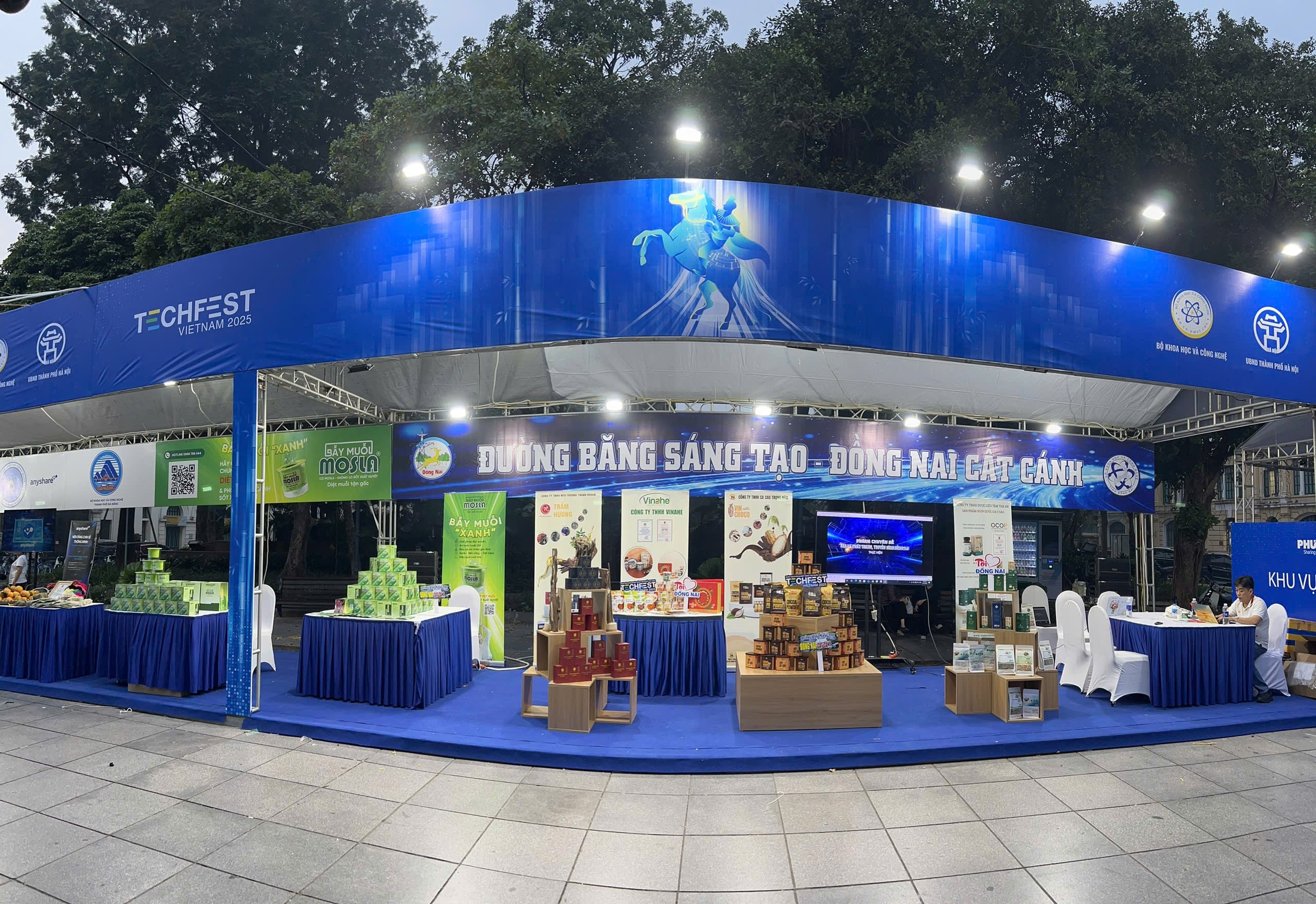 Stoisko prezentujące typowe produkty, produkty startupów i innowacje z prowincji Dong Nai na wydarzeniu Techfest Vietnam 2025. Zdjęcie: Współpracownik