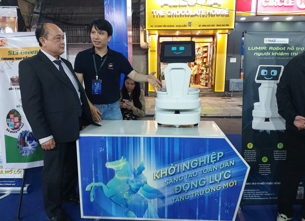 Przedstawiciele Departamentu Nauki i Technologii prowincji Dong Nai odwiedzają stoiska prezentujące produkty z zakresu technologii cyfrowej i innowacji na targach Techfest Vietnam 2025. Zdjęcie: Współpracownik.