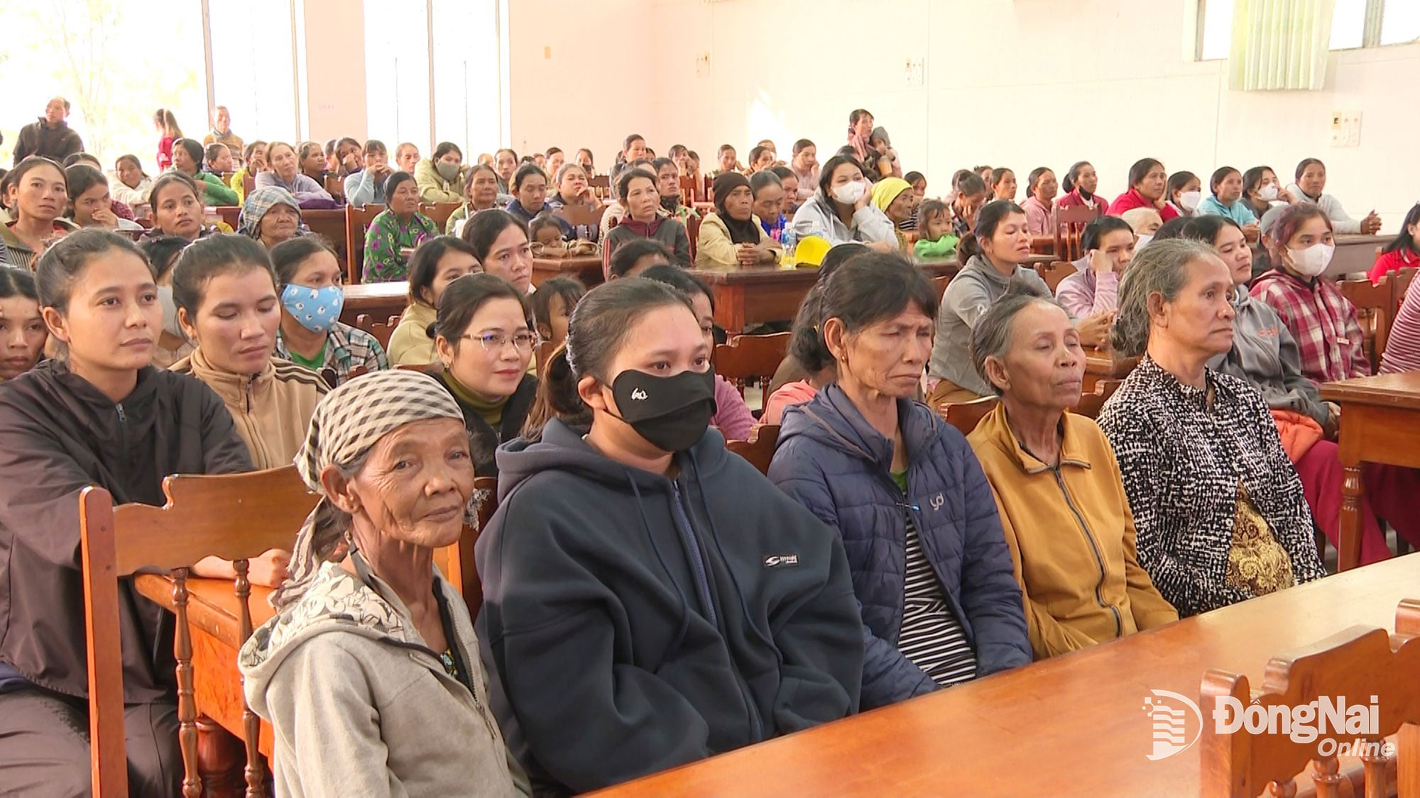 ประชาชนจำนวนมากจากตำบลบัคไอโด่งเดินทางมารับความช่วยเหลือจากคณะผู้แทนจังหวัดด่งนาย ภาพ: วันโดอัน (หมายเหตุ: ข้อความต้นฉบับไม่ชัดเจน จึงไม่ได้แปลความหมาย)