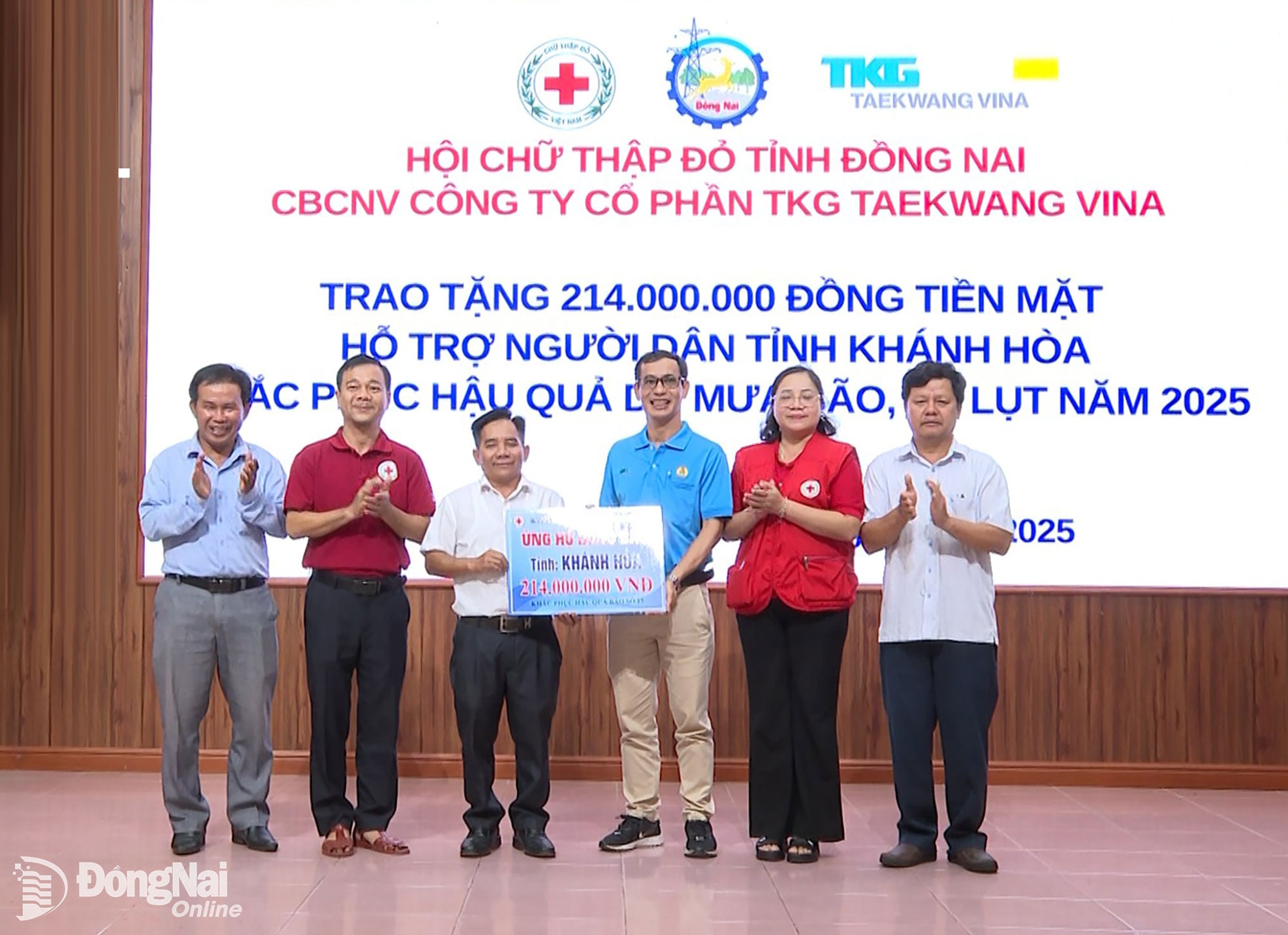 นายเหงียน หู กวาง (สวมเสื้อสีน้ำเงิน) รองประธานสหภาพแรงงานของบริษัท TKG Taekwang Vina Joint Stock Company มอบโล่ประกาศเกียรติคุณแก่ผู้นำสภากาชาดจังหวัดคั้ญฮวา และคณะกรรมการประชาชนตำบลบัคไอโดง ภาพถ่าย: วัน โดอัน (หมายเหตุ: ข้อความต้นฉบับไม่ชัดเจน จึงไม่ได้แปล)