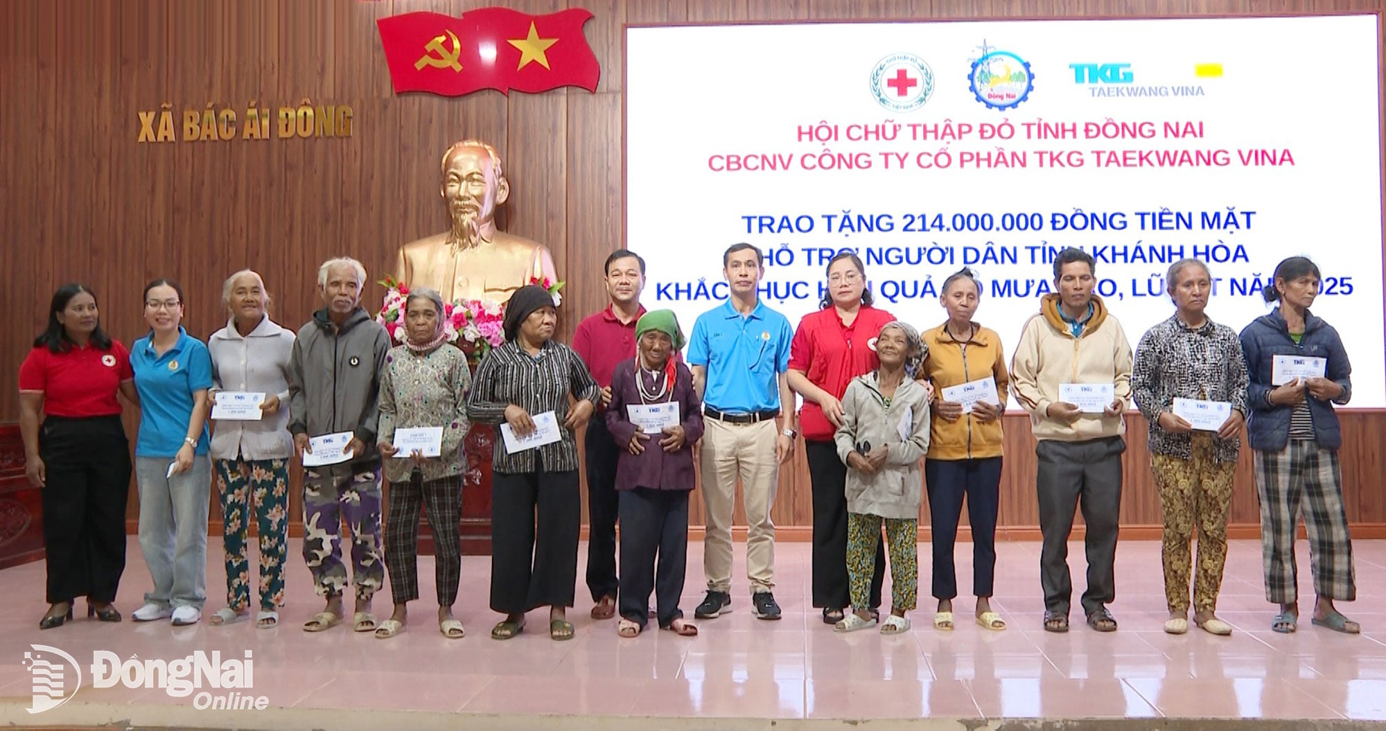 ผู้นำสภากาชาดจังหวัดด่งนายและจังหวัดคั้ญฮวา พร้อมด้วยบริษัท TKG Taekwang Vina Joint Stock Company ได้มอบถุงยังชีพช่วยเหลือประชาชน ภาพ: วัน โดอัน (หมายเหตุ: ข้อความต้นฉบับไม่ชัดเจน จึงไม่ได้แปล)