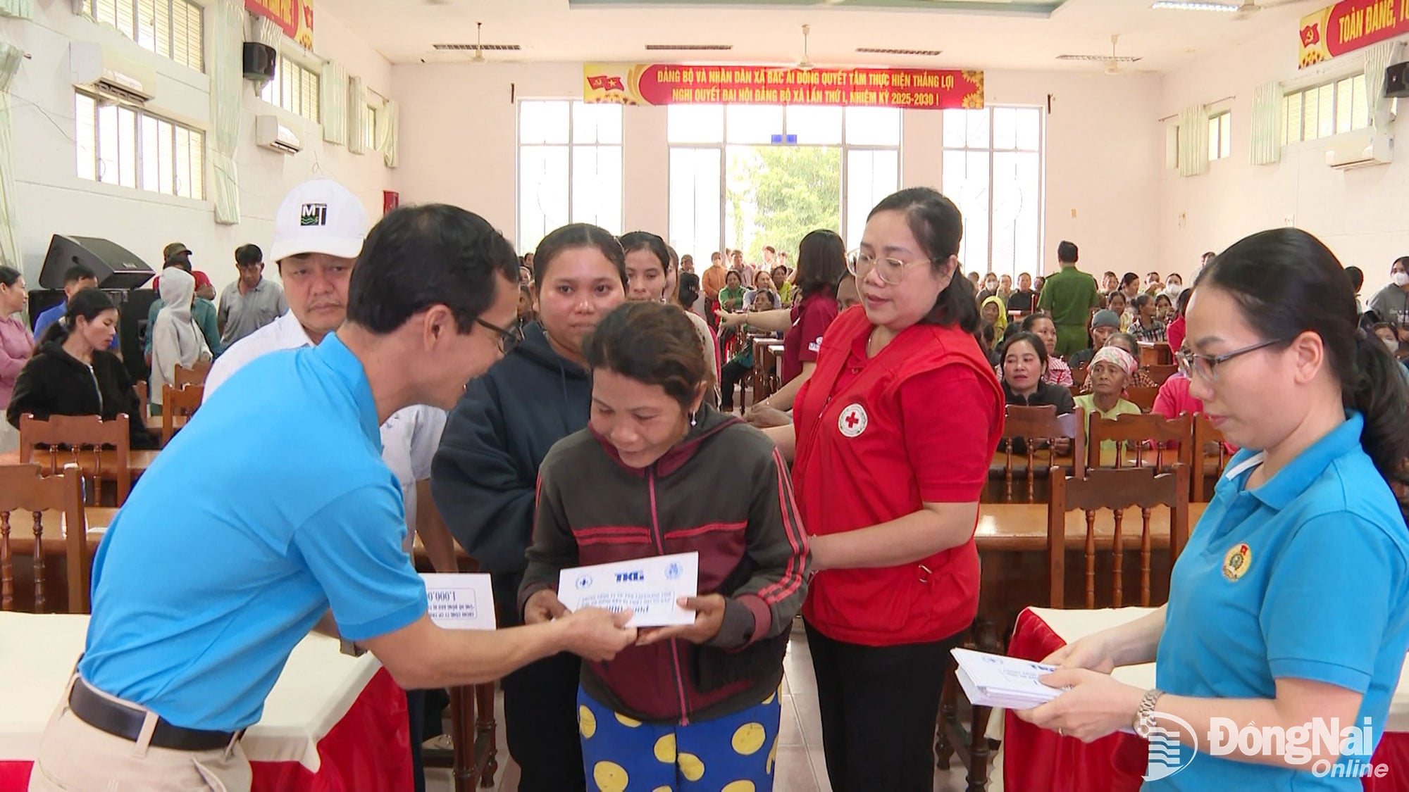 คณะผู้แทนได้มอบของขวัญเพื่อช่วยเหลือประชาชนในชุมชนบัคไอโดง โดยหวังว่าพวกเขาจะสามารถเอาชนะความยากลำบากและมีชีวิตที่มั่นคงได้ในเร็ววัน ภาพ: วาน โดอัน (หมายเหตุ: ข้อความต้นฉบับไม่ชัดเจน จึงไม่ได้แปล)