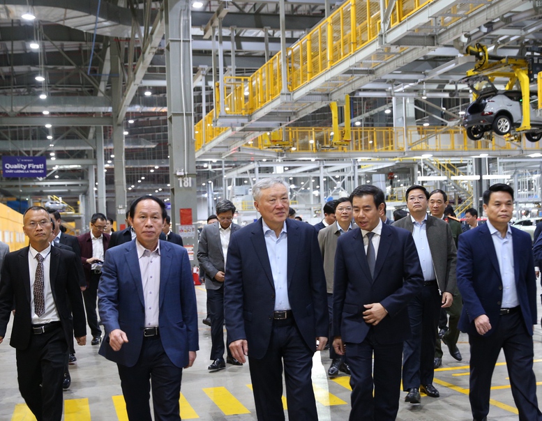 Wakil Perdana Menteri Nguyen Hoa Binh mengunjungi Perusahaan VinFast dan Pelabuhan Kontainer Internasional Hateco Hai Phong - Foto 1. Phó Thủ tướng Thường trực Nguyễn Hòa Bình thăm Công ty VinFast và Cảng container Quốc tế Hateco Hải Phòng- Ảnh 1.