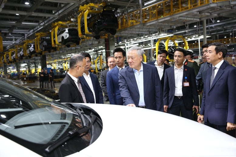 Wakil Perdana Menteri Nguyen Hoa Binh mengunjungi Perusahaan VinFast dan Pelabuhan Kontainer Internasional Hateco Hai Phong - Foto 2. Phó Thủ tướng Thường trực Nguyễn Hòa Bình thăm Công ty VinFast và Cảng container Quốc tế Hateco Hải Phòng- Ảnh 2.