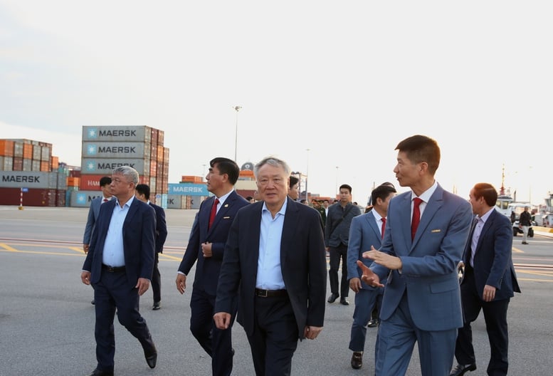 Wakil Perdana Menteri Nguyen Hoa Binh mengunjungi Perusahaan VinFast dan Pelabuhan Kontainer Internasional Hateco Hai Phong - Foto 6. Phó Thủ tướng Thường trực Nguyễn Hòa Bình thăm Công ty VinFast và Cảng container Quốc tế Hateco Hải Phòng- Ảnh 6.