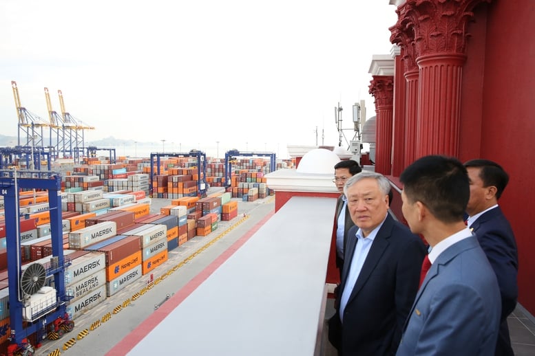 Wakil Perdana Menteri Nguyen Hoa Binh mengunjungi Perusahaan VinFast dan Pelabuhan Kontainer Internasional Hateco Hai Phong - Foto 8. Phó Thủ tướng Thường trực Nguyễn Hòa Bình thăm Công ty VinFast và Cảng container Quốc tế Hateco Hải Phòng- Ảnh 8.