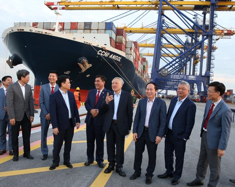 Wakil Perdana Menteri Tetap Nguyen Hoa Binh mengunjungi Perusahaan VinFast dan Pelabuhan Kontainer Internasional Hateco Hai Phong - Foto 9. Phó Thủ tướng Thường trực Nguyễn Hòa Bình thăm Công ty VinFast và Cảng container Quốc tế Hateco Hải Phòng- Ảnh 9.