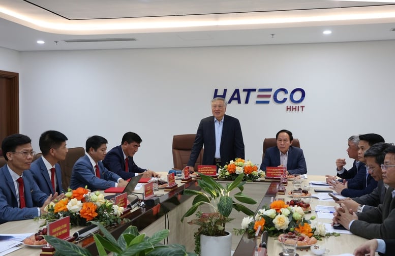 Wakil Perdana Menteri Tetap Nguyen Hoa Binh mengunjungi Perusahaan VinFast dan Pelabuhan Kontainer Internasional Hateco Hai Phong - Foto 10. Phó Thủ tướng Thường trực Nguyễn Hòa Bình thăm Công ty VinFast và Cảng container Quốc tế Hateco Hải Phòng- Ảnh 10.