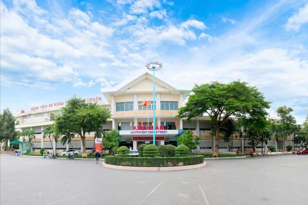 Pacienții care suferă de intoxicații alimentare sunt tratați la Spitalul General Binh Thuan. Foto: CTV. Các bệnh nhân bị ngộ độc đang được điều trị tại Bệnh viện Đa khoa Bình Thuận. Ảnh: CTV.