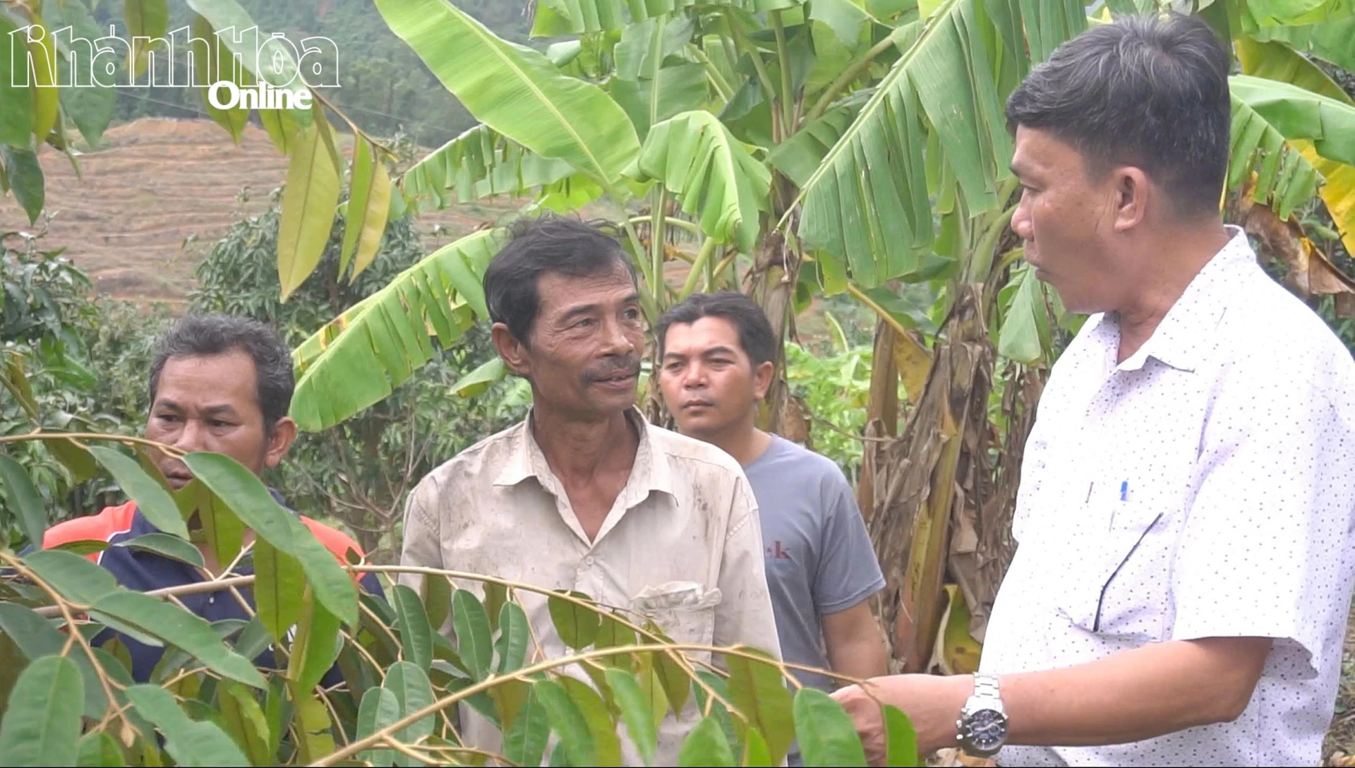 Ο κ. Mang Xe (κέντρο) συζητά το μοντέλο με τον Αγροτικό Σύνδεσμο της κοινότητας.