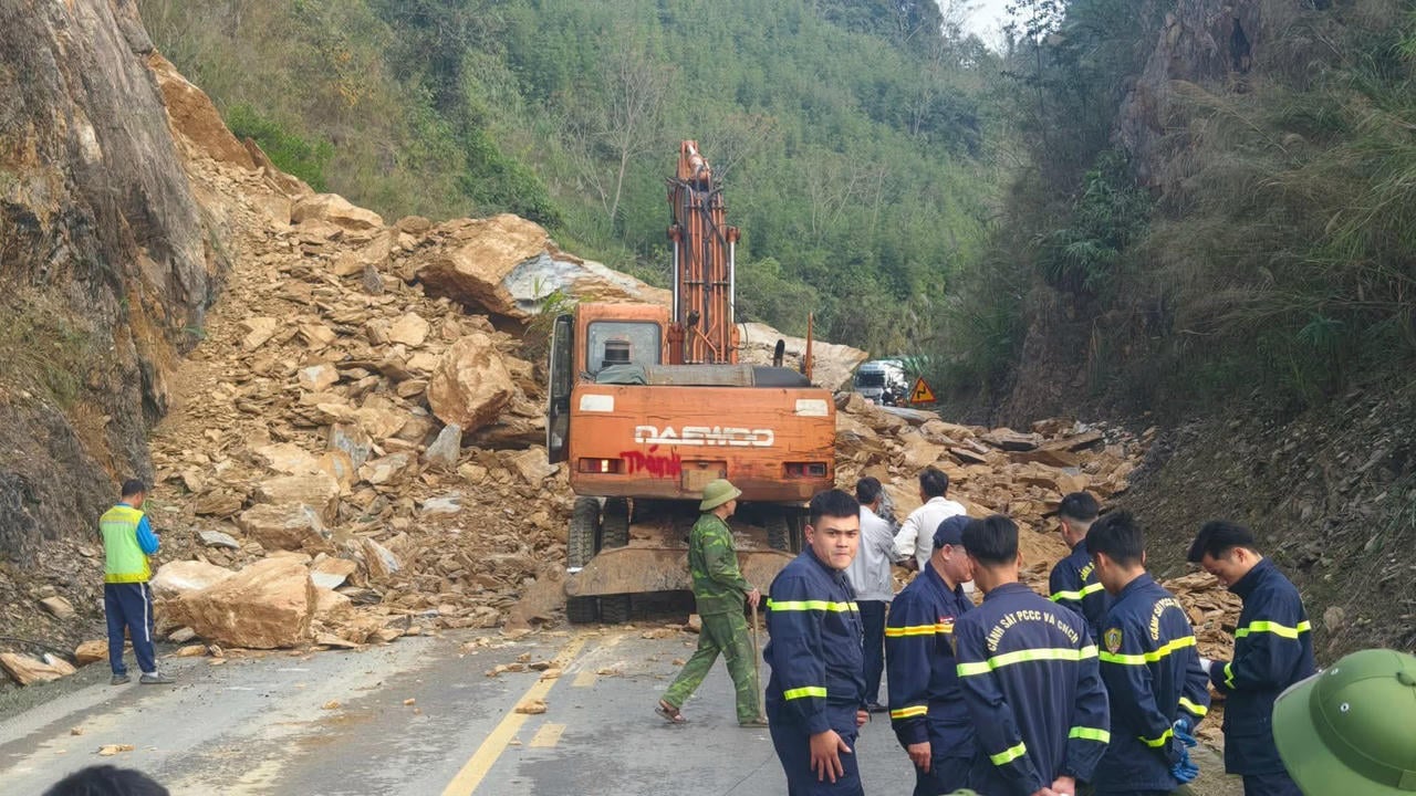 ដី និងថ្មមួយចំនួនធំបានរអិលធ្លាក់ពីលើភ្នំចូលទៅក្នុងផ្លូវជាតិលេខ ៦ ដោយមិននឹកស្មានដល់ ដែលធ្វើឱ្យរំខានដល់ចរាចរណ៍ឆ្លងកាត់តំបន់ឆ្លងកាត់។ រូបថត៖ នគរបាលខេត្តភូថូ។