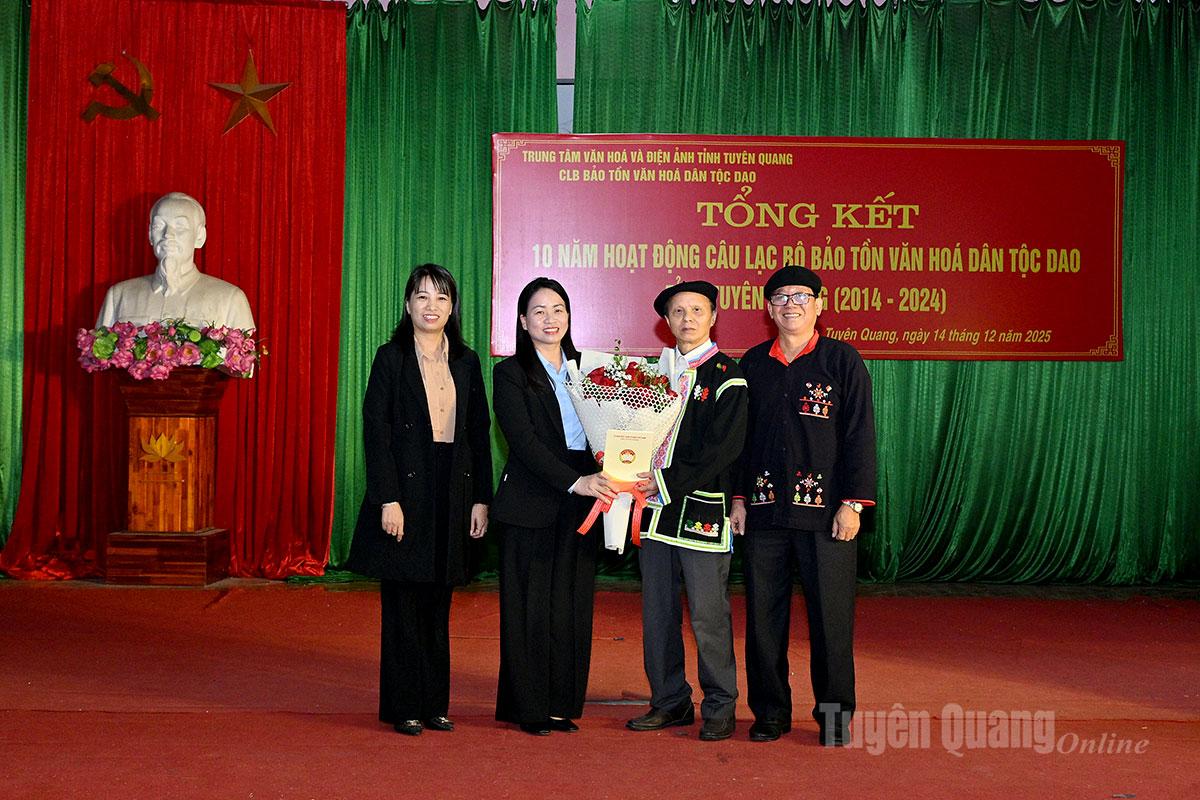 ថ្នាក់ដឹកនាំនៃគណៈកម្មាធិការរណសិរ្សមាតុភូមិវៀតណាមខេត្តបានប្រគល់ផ្កាអបអរសាទរក្លឹបក្នុងឱកាសខួបលើកទី ១០ នៃការបង្កើតក្លឹប។