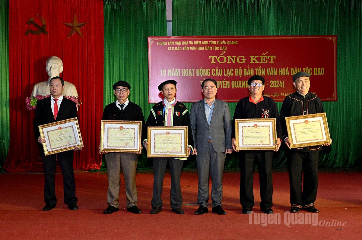 ថ្នាក់ដឹកនាំនៃមន្ទីរជនជាតិភាគតិច និងសាសនាខេត្ត បានប្រគល់វិញ្ញាបនបត្រសរសើរពីប្រធានគណៈកម្មាធិការប្រជាជនខេត្ត ជូនដល់សមូហភាព និងបុគ្គលនៃក្លឹប។